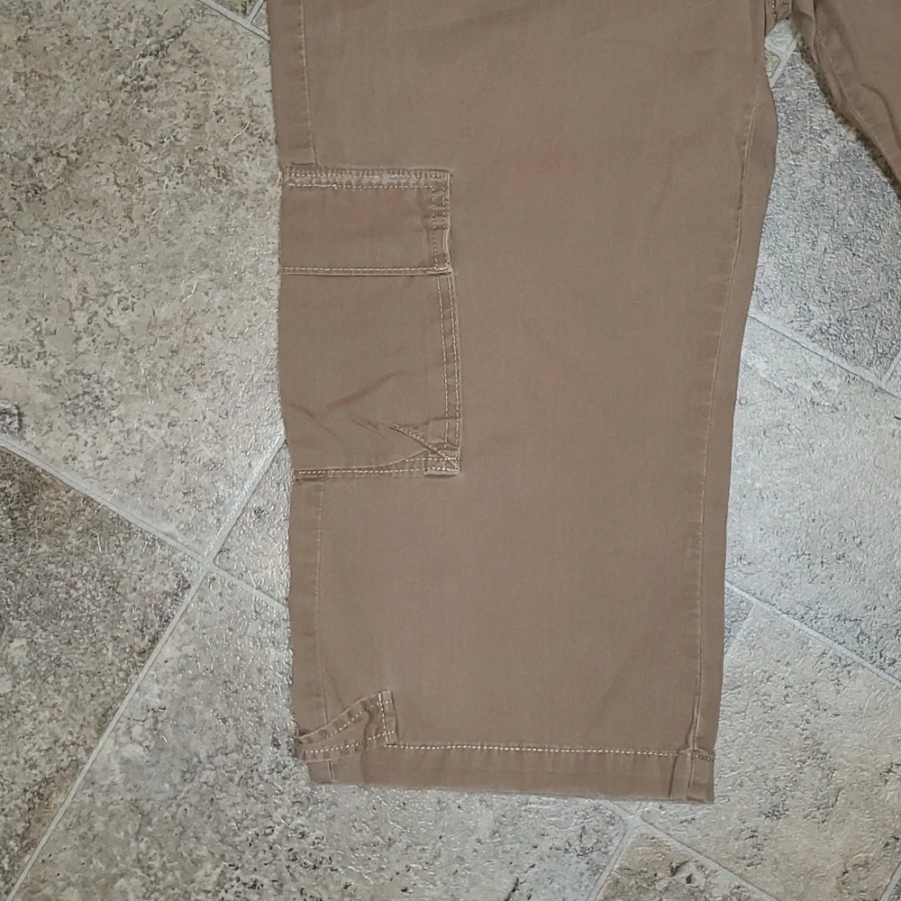 Levi's Khaki Cargo Capri Pants